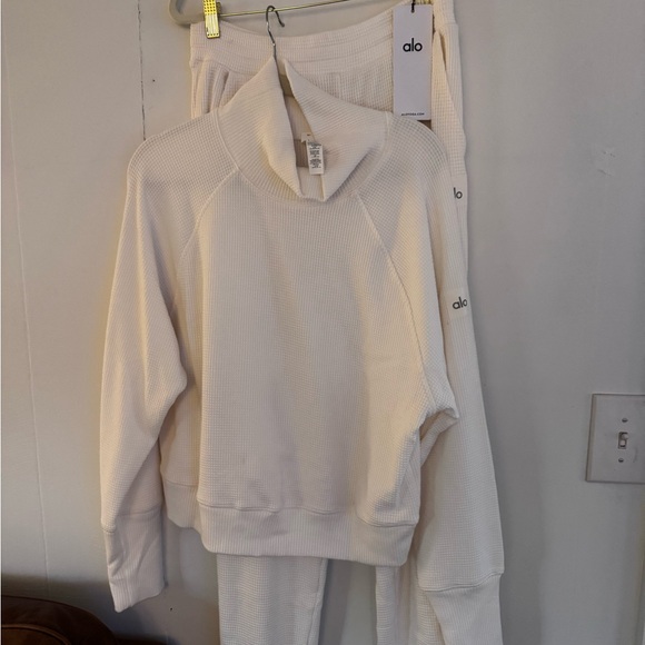 ALO Yoga Tops - ALO Yoga Cream Sweatshirt